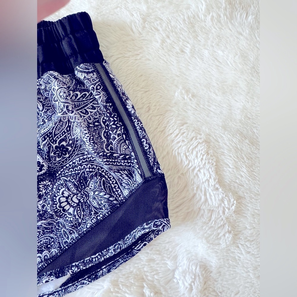 Lululemon Hotty Hot short LR 2.5”, 6, antique paisley white black/black